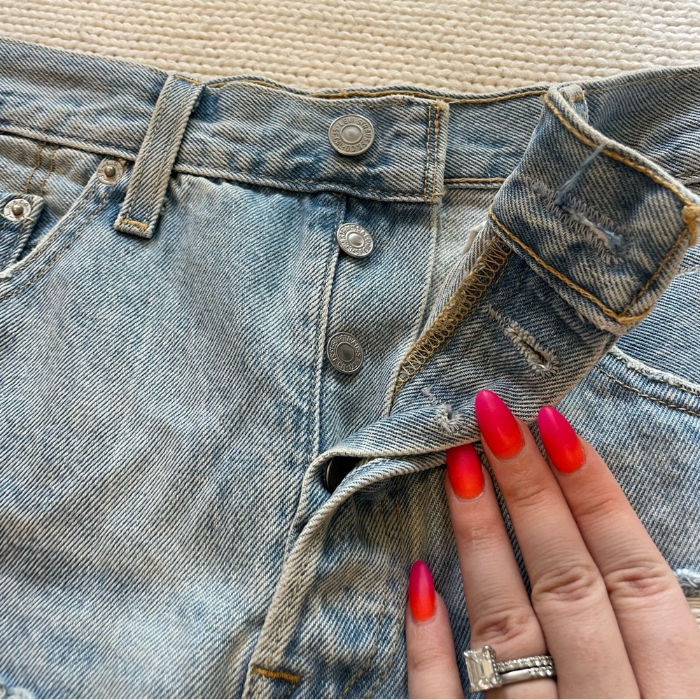 ✨SOLD✨ Levi’s 501 Mid-Rise Jean Shorts - Picture 4 of 7